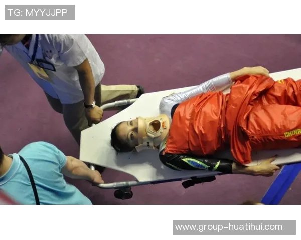 克鲁塞罗门将卡西奥遭队友膝盖撞击意外休克紧急被换下